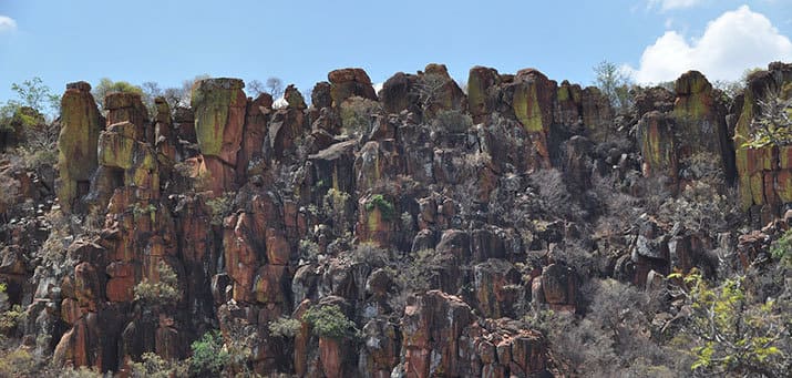 Frontalansicht auf Felsen des Waterberges im Waterberg Plateau